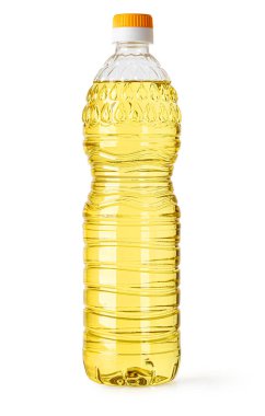 Beyaz bir arka planda izole edilmiş, içinde yemek yağı olan plastik bir şişenin stüdyo çekimi.