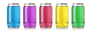 Beyaz arka planda izole edilmiş, ferahlatılmaya hazır beş renkli gazoz kutusundan oluşan bir stüdyo çekimi.