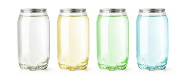 Temiz sıvıyla dolu dört renkli soda kutusu, ferahlatıcı çeşitlilikte tatlar sergiliyor, temiz beyaz bir arkaplana karşı duruyor.