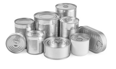 Farklı boyutlarda teneke kutular korunmuş gıdalar beyaz arka planda izole edilmiş uzun bir raf ömrü yaratıyor.