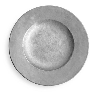 Beyaz arka planda izole edilmiş gri boş tabak, mutfak yaratıcılığı için mükemmel.