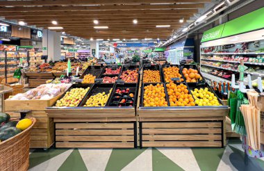 Anapa, Rusya, 26 Haziran 2025: Canlı meyve ve sebzeler Perekrestok 'taki çağdaş bir markette sergilenerek geniş bir sağlıklı seçenekler sunuluyor
