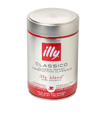 Anapa, Rusya, 30 Aralık 2024: Illy Classico 'nun öğütülmüş kahveli alüminyum kavanoz, beyaz arka planda izole edilmiş Arabica rostosunun karışımı.