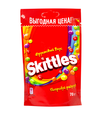 Anapa, Rusya - 24 Mart 2025: Kırmızı renkli meyveli şekerler beyaz arka planda izole edildi