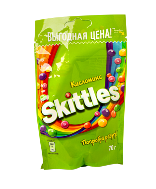 Anapa, Rusya - 24 Mart 2025: Renkli gökkuşağı ve şekerli yeşil şekerleme paketi beyaz arka planda izole edilmiştir