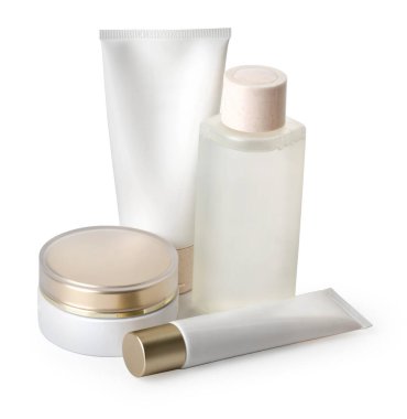 Beyaz arka planda farklı kozmetik şişeleri ve kaplar sunar.