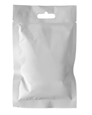 Şeffaf arkaplanda asılı yuvası olan gerçekçi beyaz folyo paketleme çantası