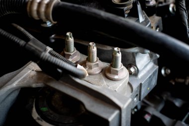 Bir arabanın bakım konseptinde makine dairesi