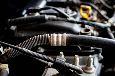 Bir arabanın bakım konseptinde makine dairesi