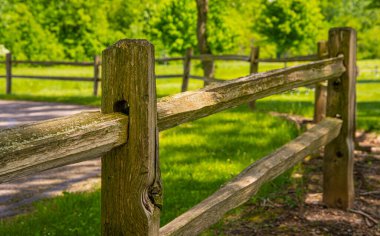 Kırsal kesim ahşap çitler garaj yolunun etrafında