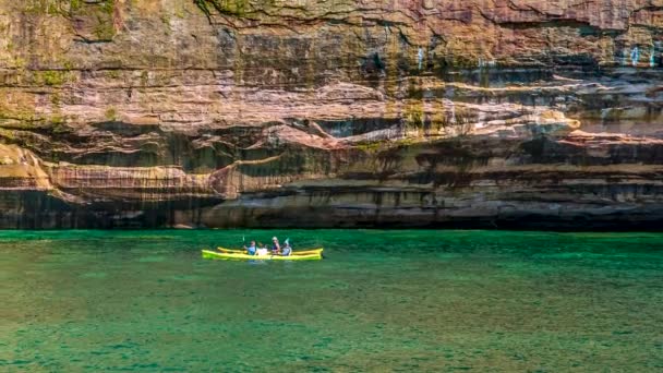 Шкала Озера Верхнє Викарбувана Скельна Стіна Tiny Canoe Або Kayak — стокове відео