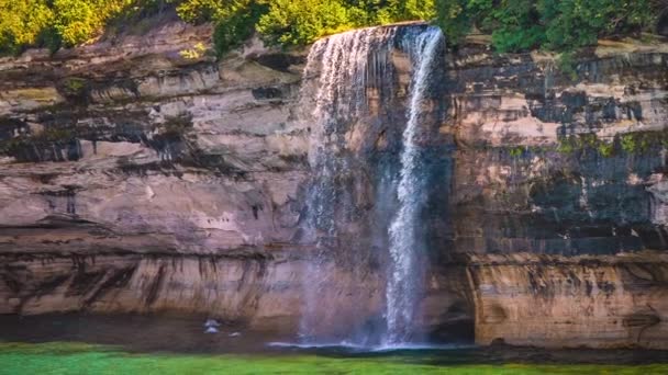 ミシガン州北部のピクチャーロック国立湖畔のスプレー滝 — ストック動画