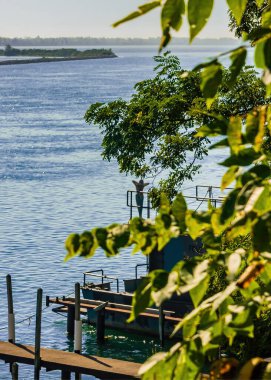 Detroit Nehri ve Erie Gölü 'ne bakan ahşap güvertede uzanıyor.