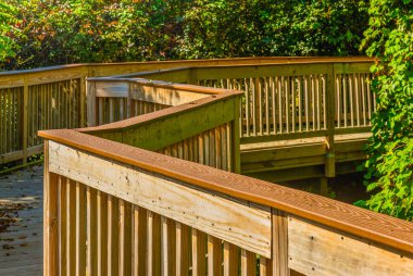 Detroit Nehri ve Erie Gölü 'ne bakan özel ahşap güverte.