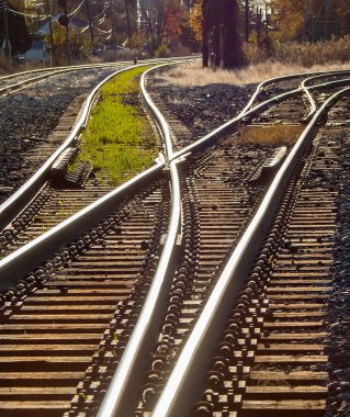 Tren rayları, tren yolculuğunu hızlandırır.