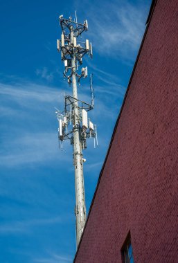 İletişim kulesi ve tarama sinyalleri için mikrodalga birimleri.