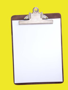Odaklı, parlak sarı bir arkaplan üzerine yerleştirilmiş, tasarım projeleri ve sunumlar için kullanışlı beyaz bir pano.