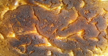 Taze buğday ekmeğinin dibi. Ürünü pişiren dokuya bakın. Yakın plan..