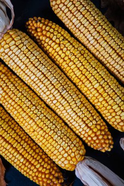 Mısır koçanda soyulmuş, masada.