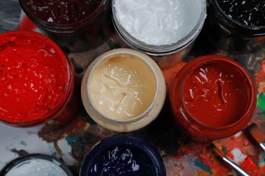 Tablolar ve boyalar ile palet.