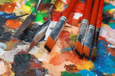 Tablolar ve boyalar ile palet.