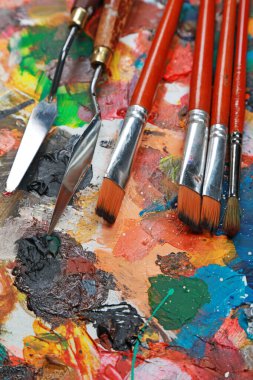 Tablolar ve boyalar ile palet.