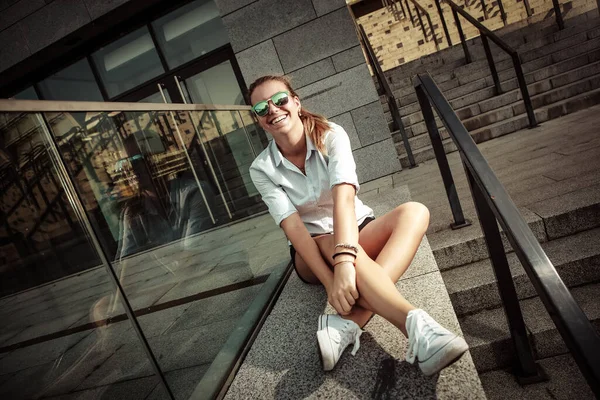 Молодая Красивая Женщина Шортах Рубашке Солнцезащитных Очках Прогуливается Городу — стоковое фото
