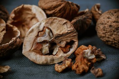 Masada soyulmuş ceviz parçaları var.