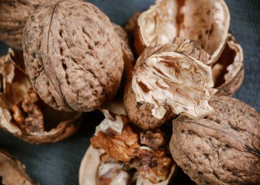 Masada soyulmuş ceviz parçaları var.