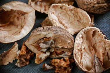 Masada soyulmuş ceviz parçaları var.