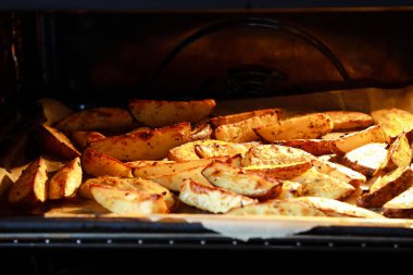 Fırında ev yapımı patatesler.