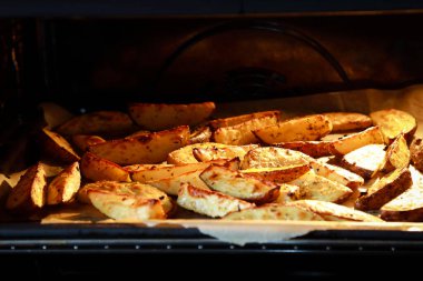 Fırında ev yapımı patatesler.