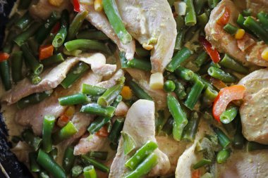 Sıcak bir tabak tavuk, mantar ve kremalı yeşil fasulye.