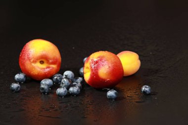 Su damlalarında taze nektarinler