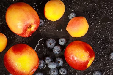 Su damlalarında taze nektarinler