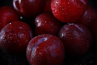 taze koparılmış erik iki yarıya kesilir