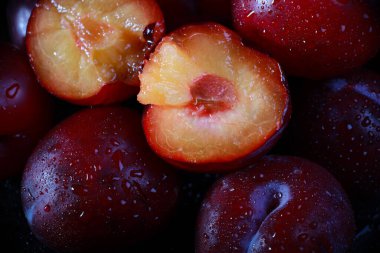 taze koparılmış erik iki yarıya kesilir