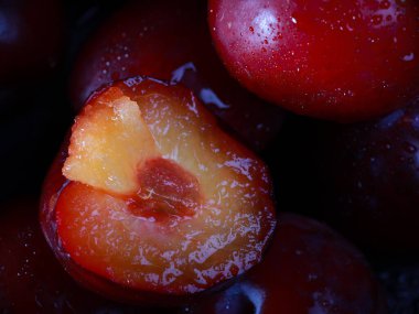 taze koparılmış erik iki yarıya kesilir