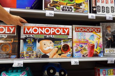WALLONIA, BELGIUM AĞUSTOS 2022: Carrefour hipermarketinde Belçika baskıları Monopoly oyunu.