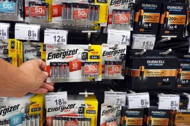 WALLONIA, BELGIUM 2022: Energizer ve Duracell marka çoklu pilleri Carrefour hipermarketinde göster.