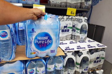 BELGIUM - AĞUSTOS 2022: Nestl Pure Life, Carrefour Hipermarketinde bulunan bir şişe sudur.