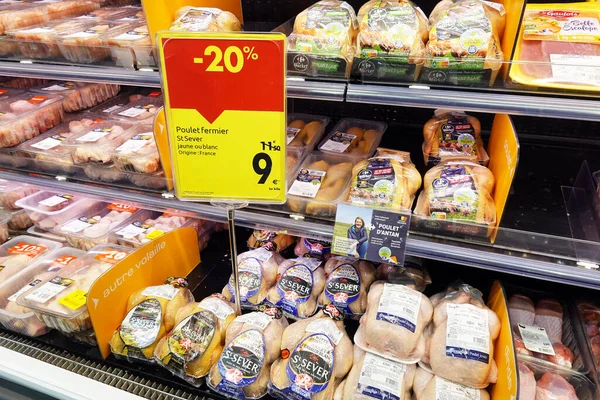 华莱尼亚 比利时 2022年8月 家乐福超级市场包装肉类冷藏段自由放养鸡打折20 — 图库照片
