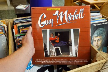 NETHERLANDS - AUGust 2022: The World of Guy Mitchell, Amerikalı pop şarkıcısı ve aktör Guy Mitchell 'in ikinci el mağazasında derlediği LP albümü.