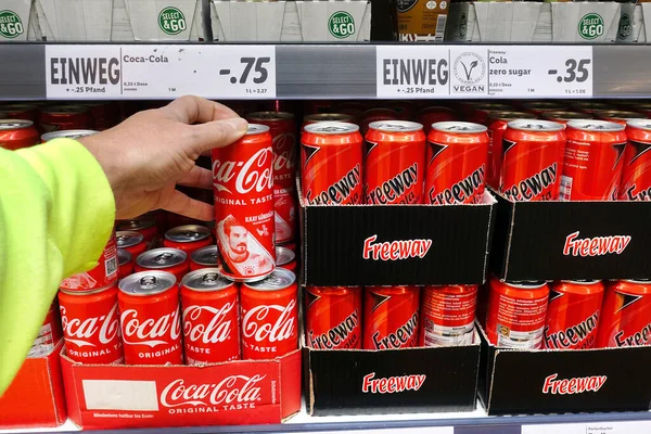 Alemania Octubre 2022 Latas Coca Cola Con Imágenes Jugadores Fútbol —  Fotos de Stock
