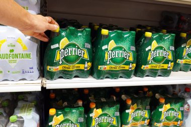 BELGIUM - AĞUSTOS 2022: 6 paket Perrier marka meyve aromalı maden suyu Carrefour hipermarketinde. Perrier, Fransa 'nın Vergze şehrinde bulunan bir maden suyu markasıdır..