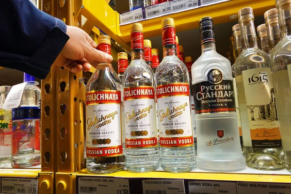 Paesi Bassi Aprile 2022 Acquirente Sceglie Una Vodka Russa Tra — Foto Stock