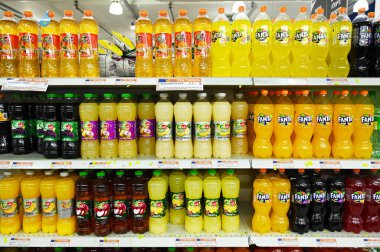 RA 'ANANA, ISRAEL - NOVEMBER 2019: İsrail' in bir zafer süpermarketinde Fanta marka meşrubat ve Prigat marka meyve suyu şişeleriyle dolu koridor.
