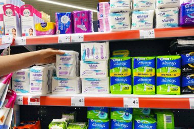 WALLONIA, BELGIUM AĞUSTOS 2022: Trafic Superstore 'da her zaman markalı hijyenik pedler satılır. Daima, Procter & Gamble 'a ait bir Amerikan hijyen ürünüdür..