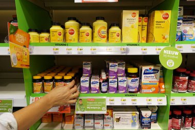 NETHERLANDS - AĞUSTOS 2018: bir Hollanda Kruidvat eczanesinde multi-vitamin takviyeleri rafları. Davitamon vitamin ve mineralleri takviye olarak satan bir Hollanda markasıdır..