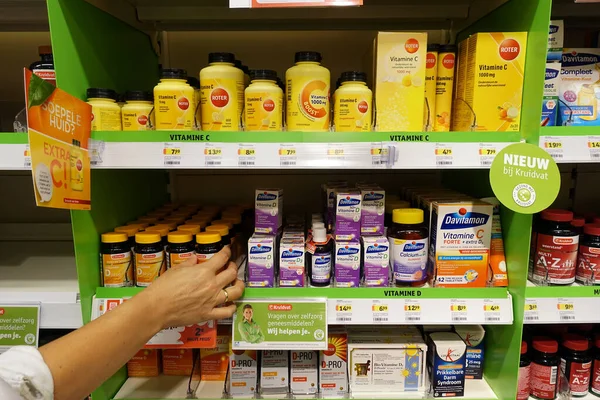 Nederländerna August 2018 Hyllor Multi Vitamin Tillskott Holländsk Kruidvat Apotek — Stockfoto